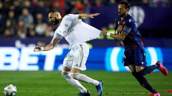 Morales leads Levante to drop Real Madrid from the top of the League
