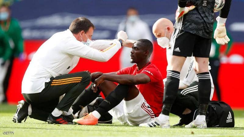 Serious head injury Man United defender graduating with an oxygen mask