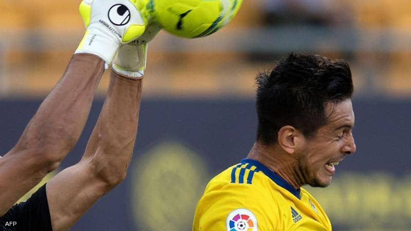 Black horse Kadesh catches Sociedad at the top of the League