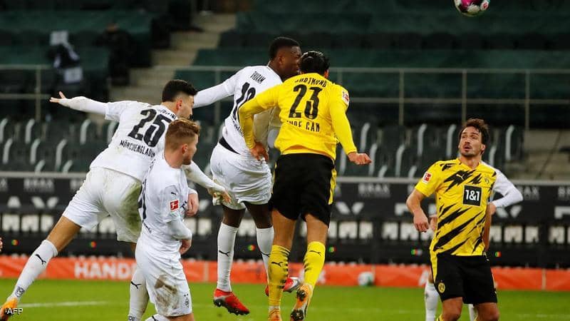 Mönchengladbach breaks his jaw in front of Borussia Dortmund in four