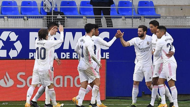 Real Madrid crosses Huesca station with difficulty.
