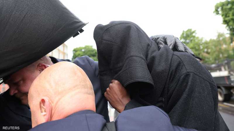 Zuma “covering his face” attend the British court to decide on the “cat video”