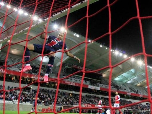 Mbappe leads Saint-Germain to victory over Nimes and top of the league