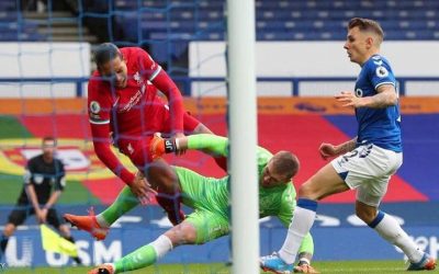 The two Everton players apologize to Liverpool for the actions of the Merseyside summit