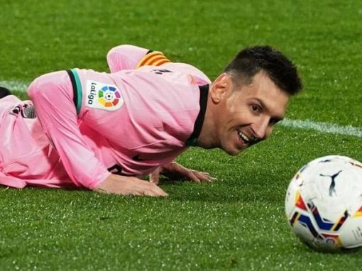 644 goals .. Messi breaks Pele’s record with one team